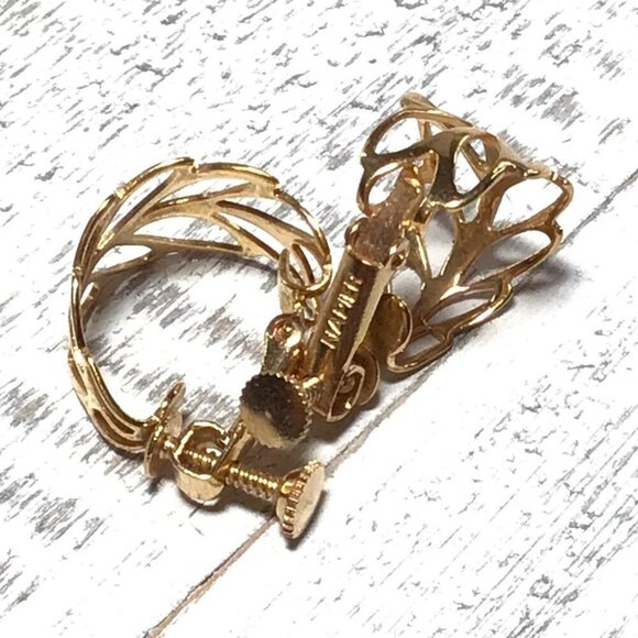 Vintage Gold-Tone Screw Back Leaf Clip-On Earrings - Picture 3 of 4